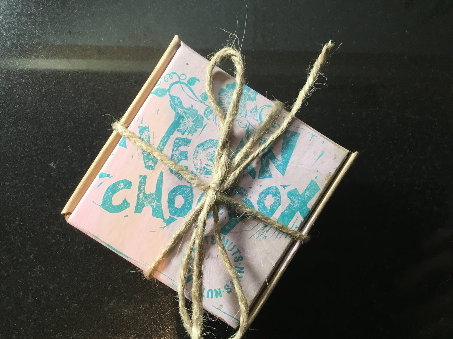 Roasted almonds truffles (4 TRUFFLES IN HAND PAINTED BOX)