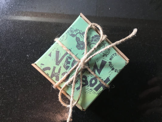 Salted pistachio truffles (4 TRUFFLES IN HAND PAINTED BOX)